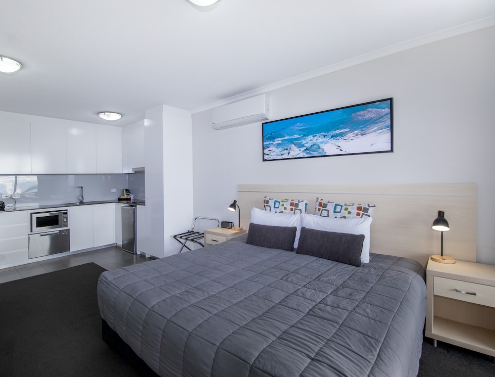 Deluxe Studio, 1 King Bed, Kitchenette, Partial Ocean View photo 3