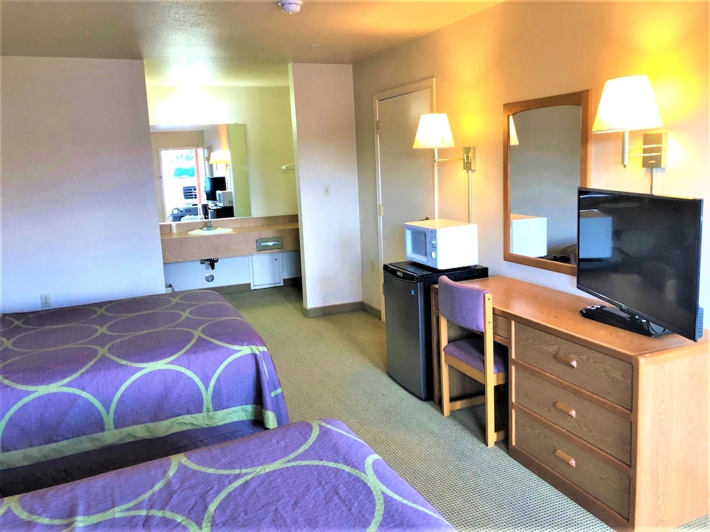 Standard Double Room, 2 Queen Beds, Non Smoking, Mountain View (Microwave And Fridge) photo 3