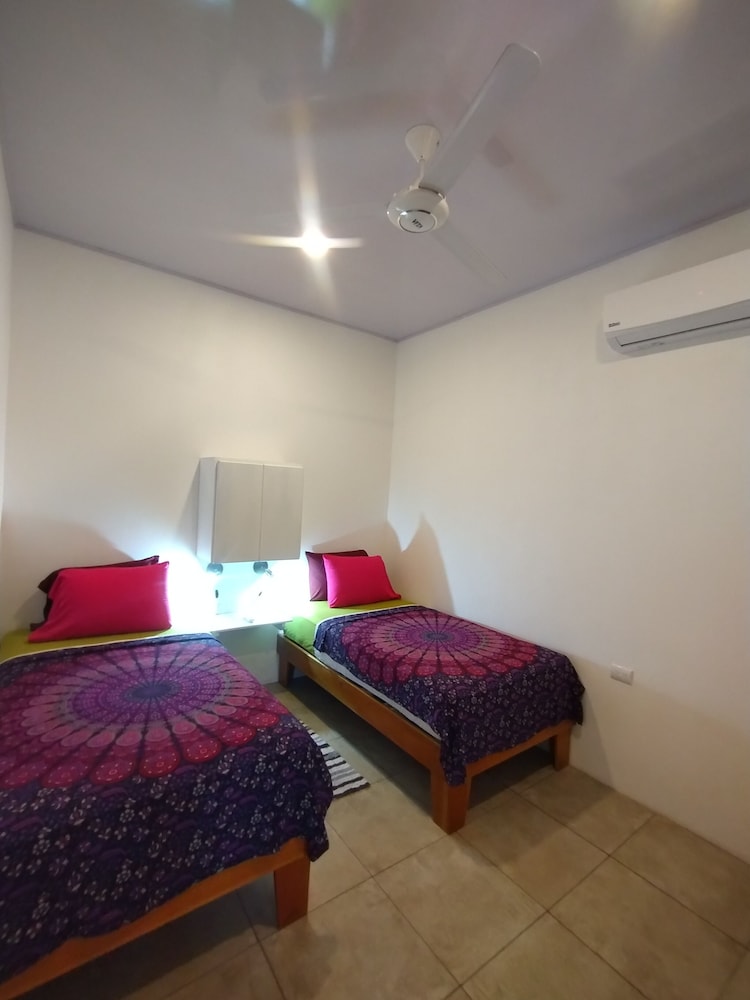 Chambre Confort Double ou avec lits jumeaux, 1 chambre, salle de bains privée, vue piscine