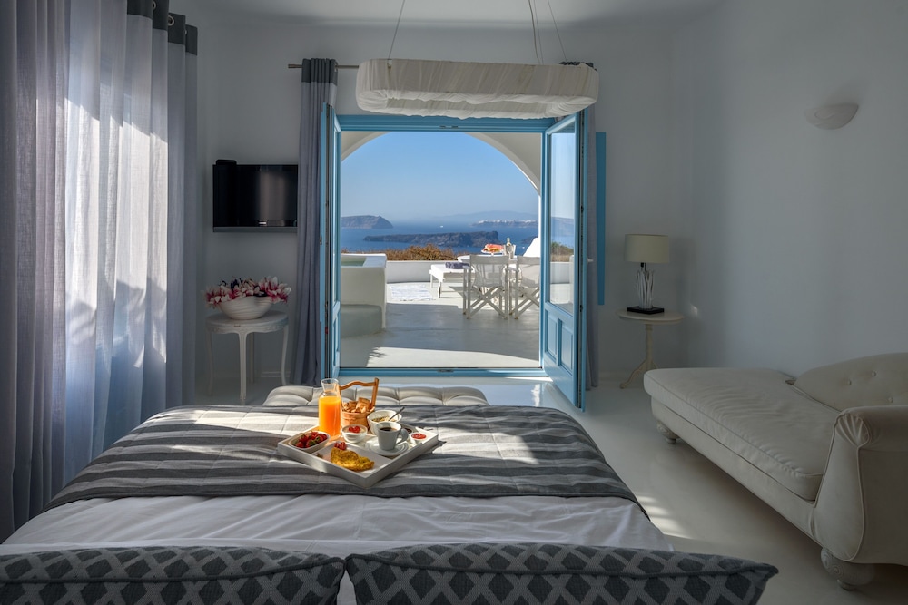 Deluxe Suite with Hot Tub and Caldera View - Photo 3