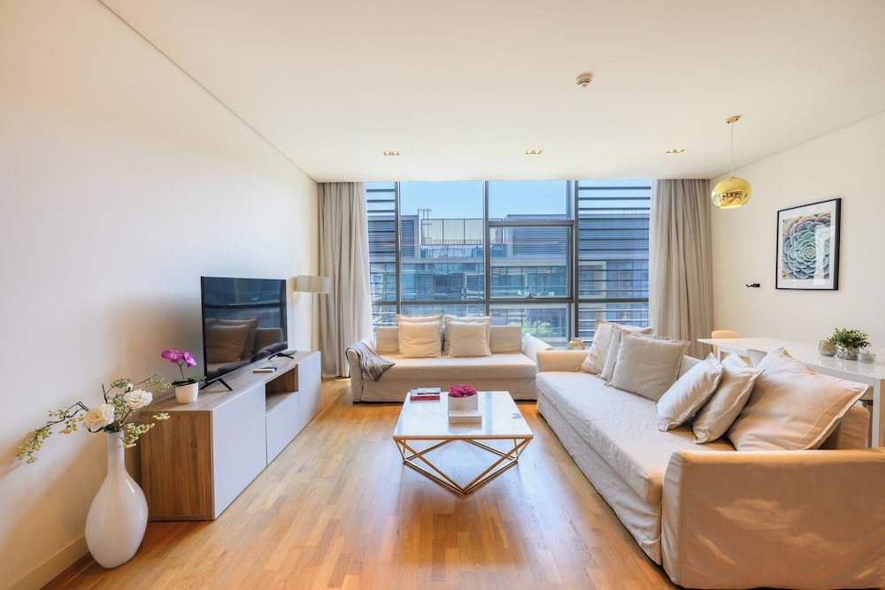 Luxury Apartment, Pool View
