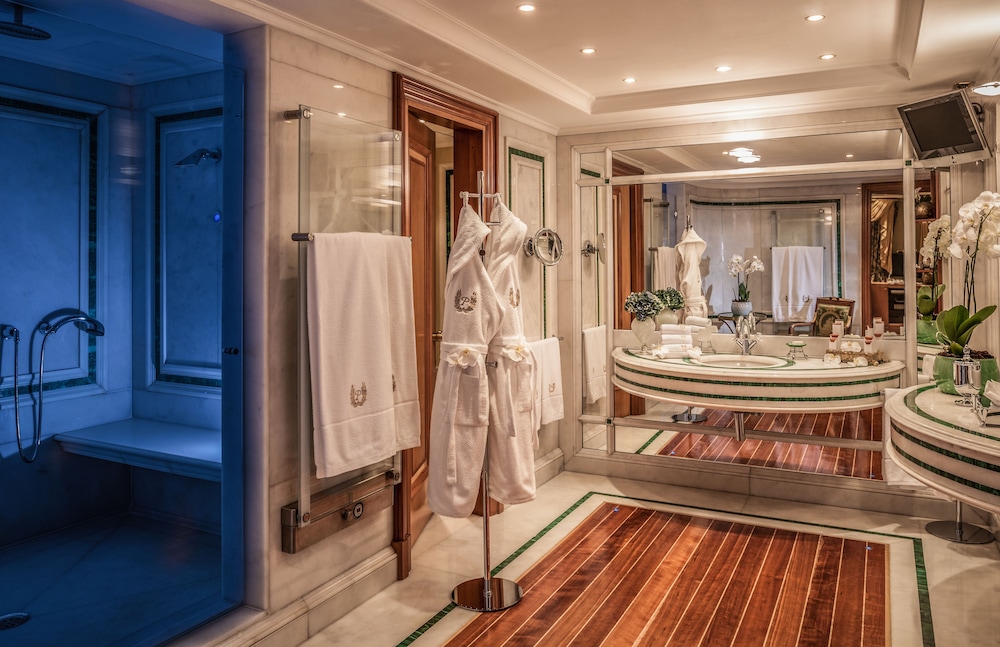 Signature Suite, 1 King Bed (Penthouse Suite, Spa thumbnail 6