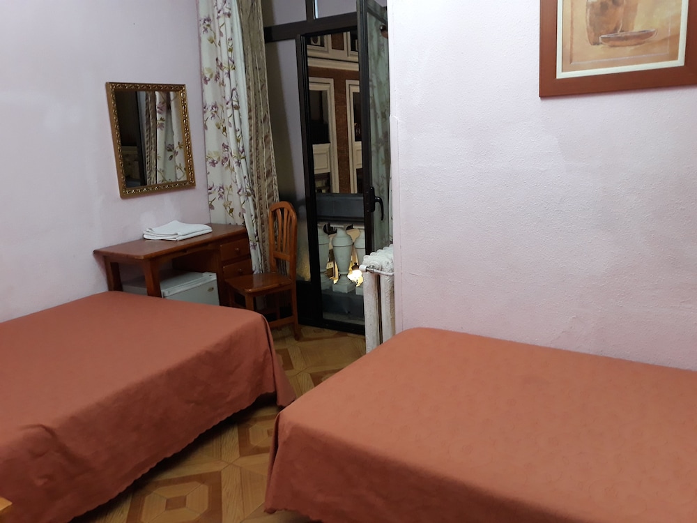Basic Double Room, Private Bathroom photo 3