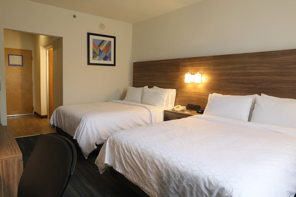 Standard Room, 2 Queen Beds, Ground Floor - Photo 19