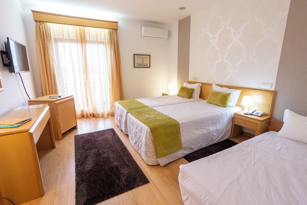 Twin Room, Multiple Beds - Photo 1