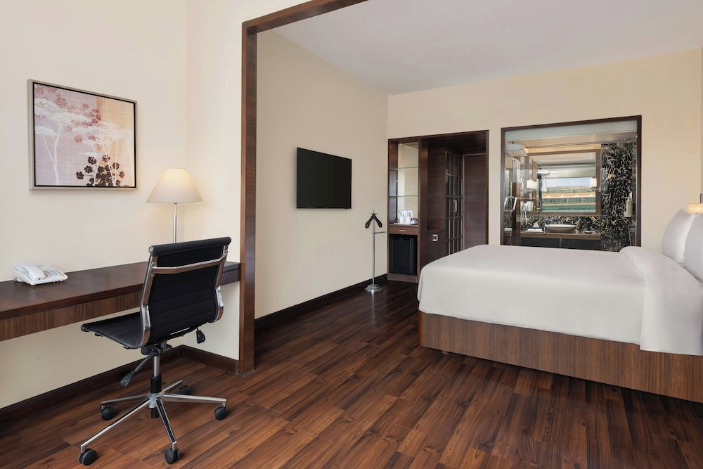 Executive Room, 1 King Bed - Photo 2