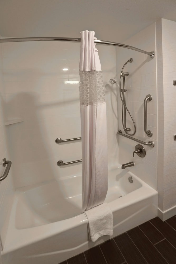 Room, 2 Queen Beds, Accessible, Bathtub (Mobility & Hearing) - Photo 4
