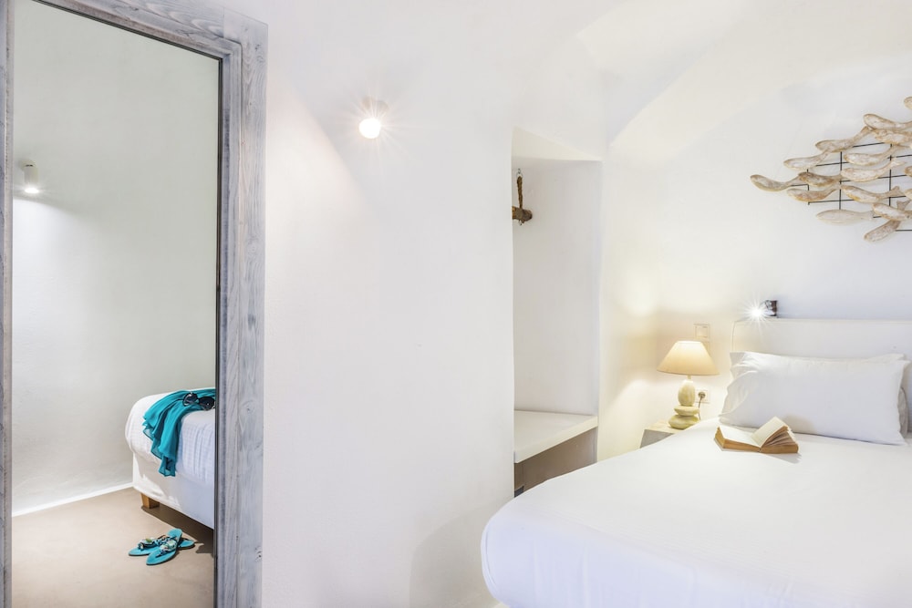 Superior Room (Caldera View) - Photo 2