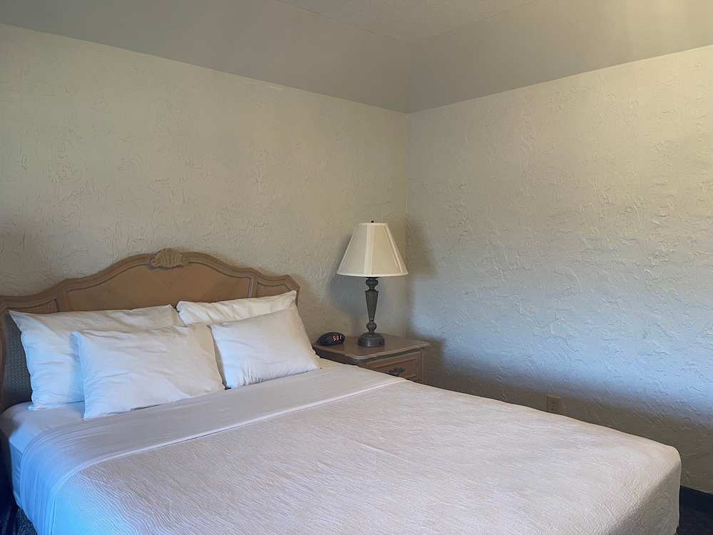 Basic Room, 1 Queen Bed - Photo 3