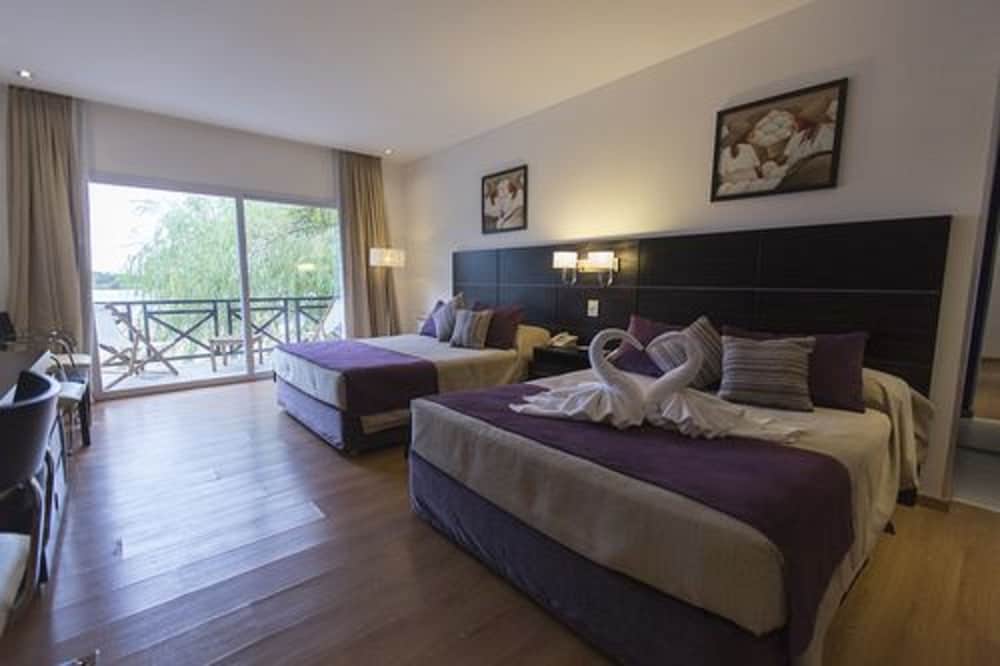 Deluxe Room, 1 King Bed photo 1