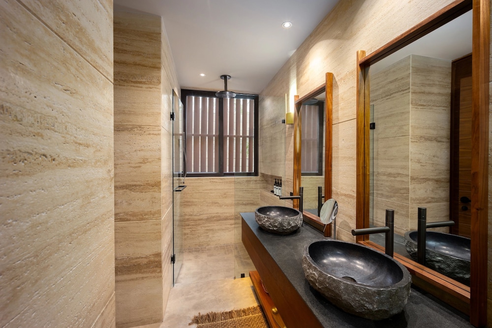 Preferred Club Junior Suite, Swim Out, King Bed thumbnail 6