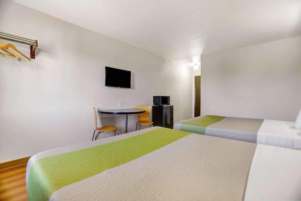 Standard Room, 2 Queen Beds, Non Smoking, Refrigerator & Microwave - Photo 3