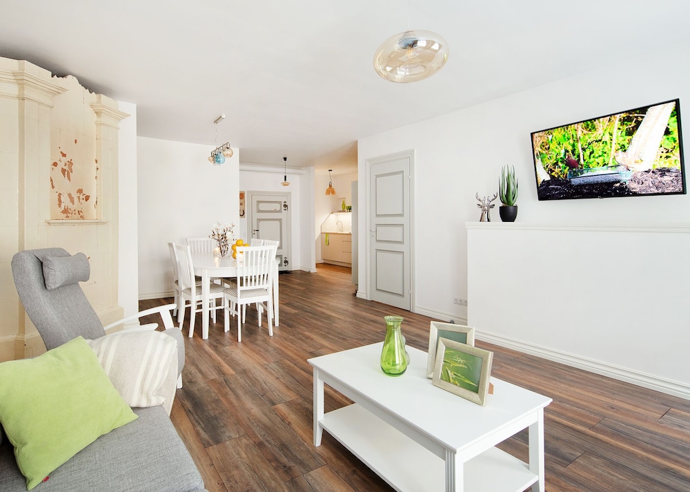 Freshly renovated 1 bedroom Old Town apartment photo 3