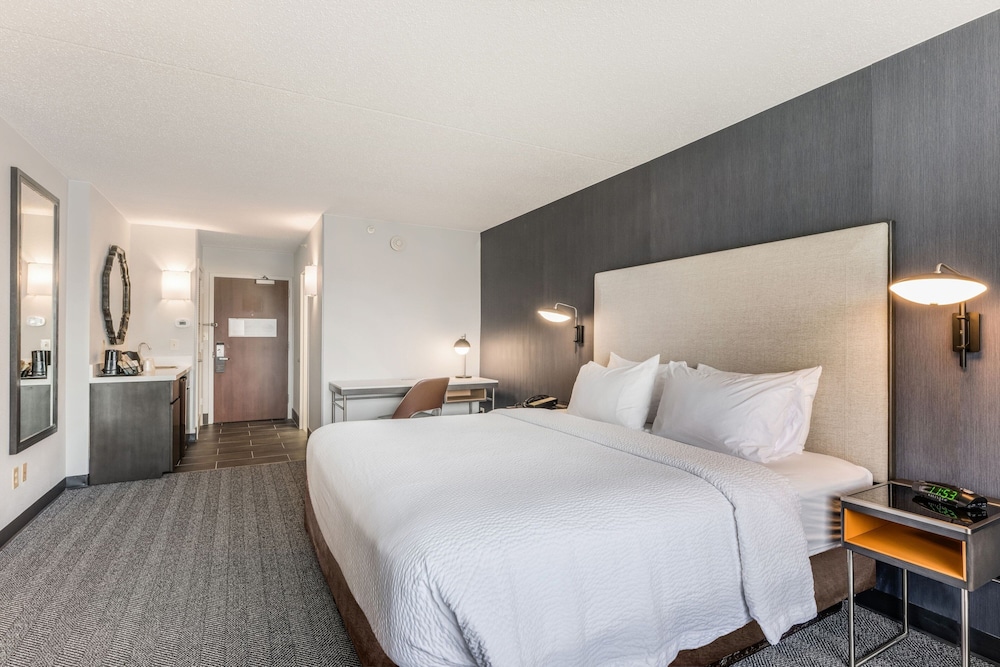 Room, 1 King Bed With Sofa Bed (Mobility/Hearing Accessible, Tub) - Photo 4