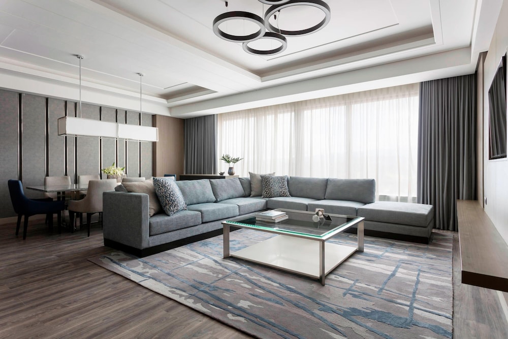 Executive Suite, 1 King Bed, Golf View - Photo 3