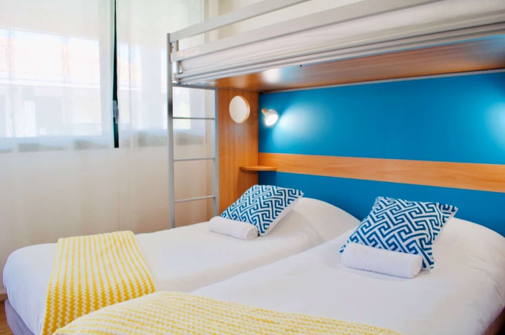 Standard Room, 3 Twin Beds - Photo 7