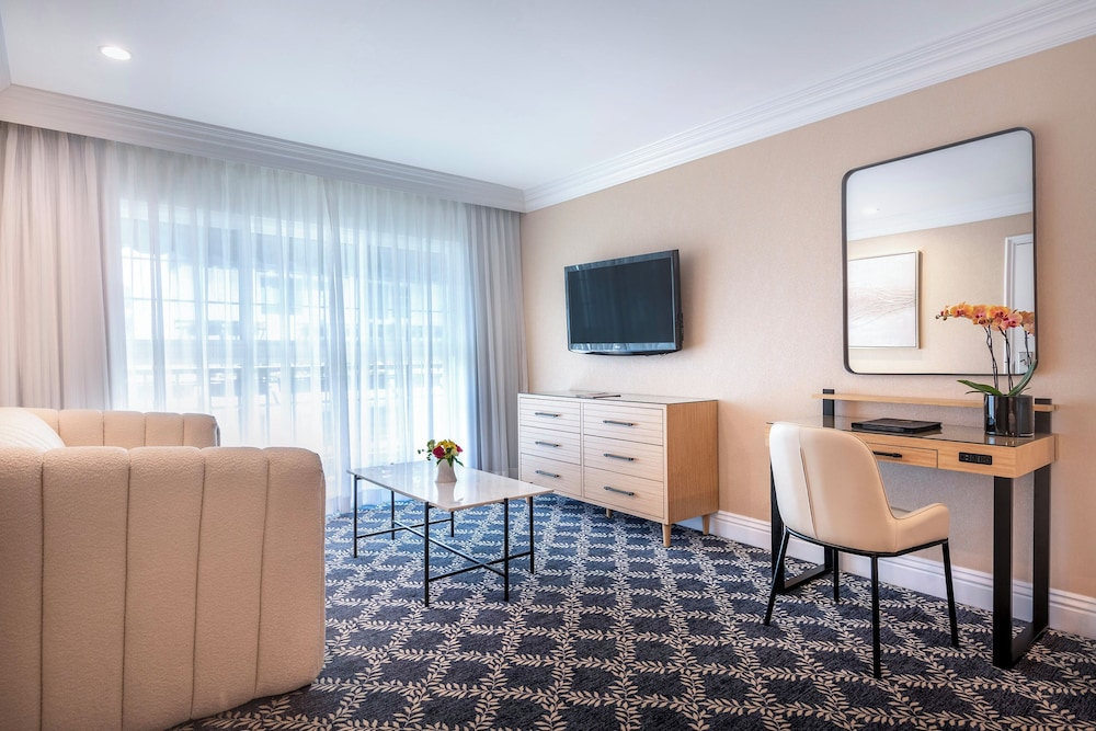 Junior Suite, 1 Queen Bed (Staircase Accessible Only)
