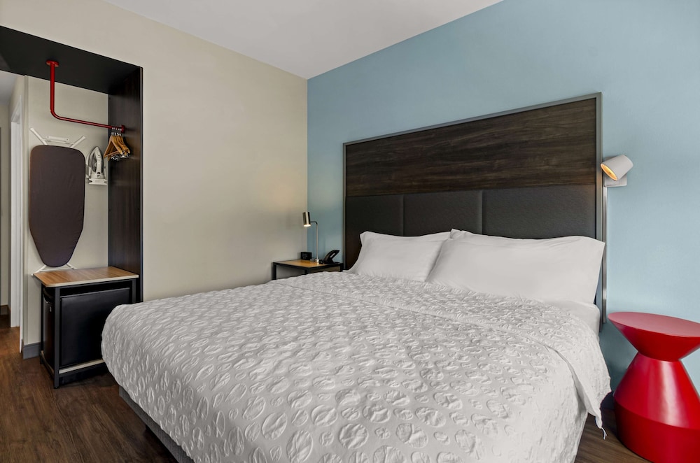 Room, 1 King Bed - Photo 3