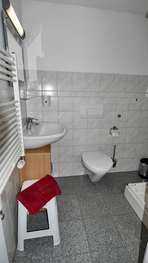 Economy Twin Room photo 2