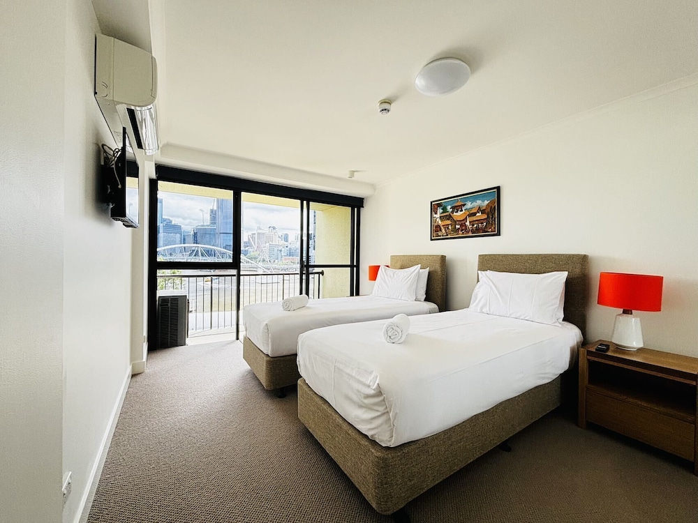 Deluxe Riverview Apartment thumbnail 5