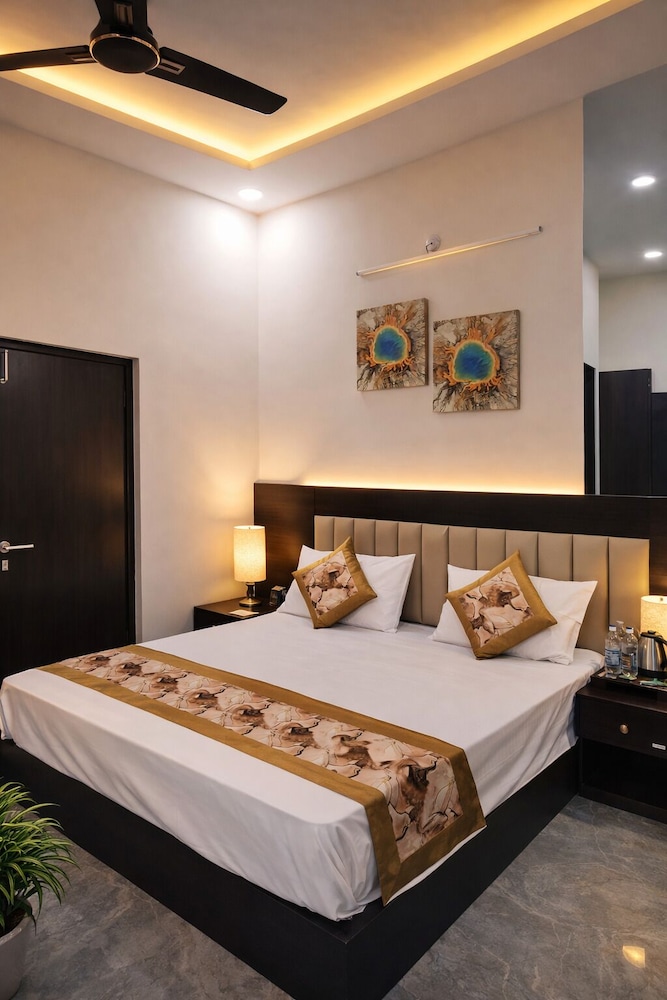 Deluxe Room, 1 King Bed, City View