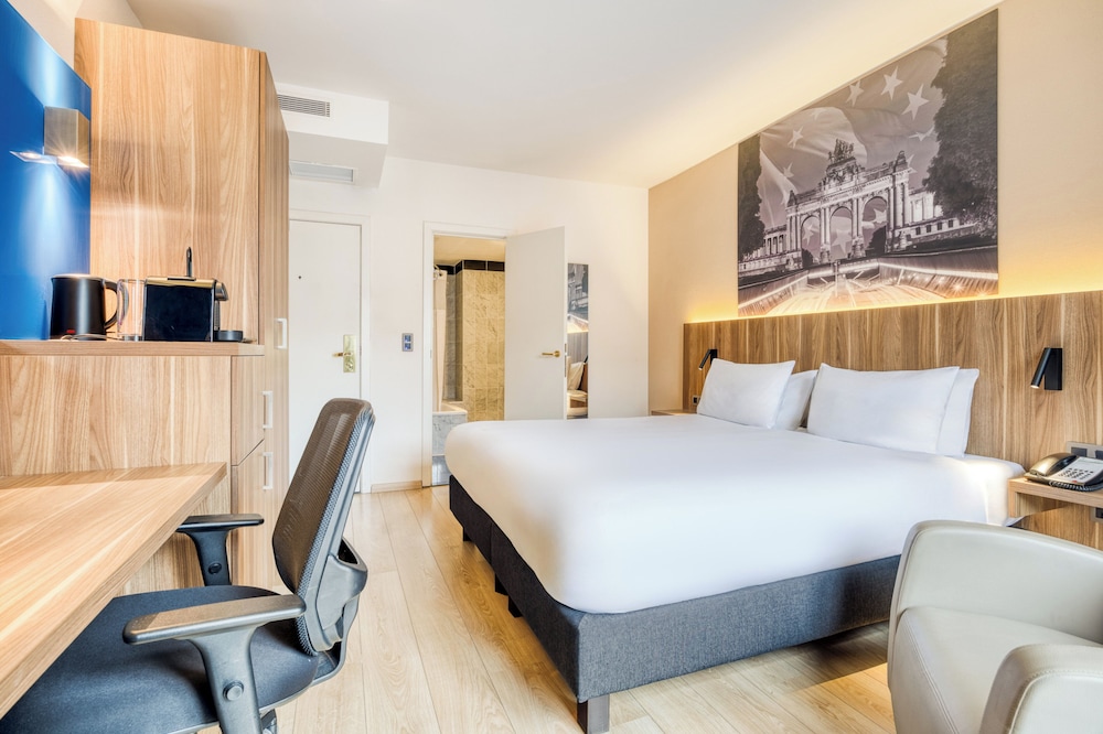 Standard Room, 1 King Bed, Balcony (Bath) - Photo 6
