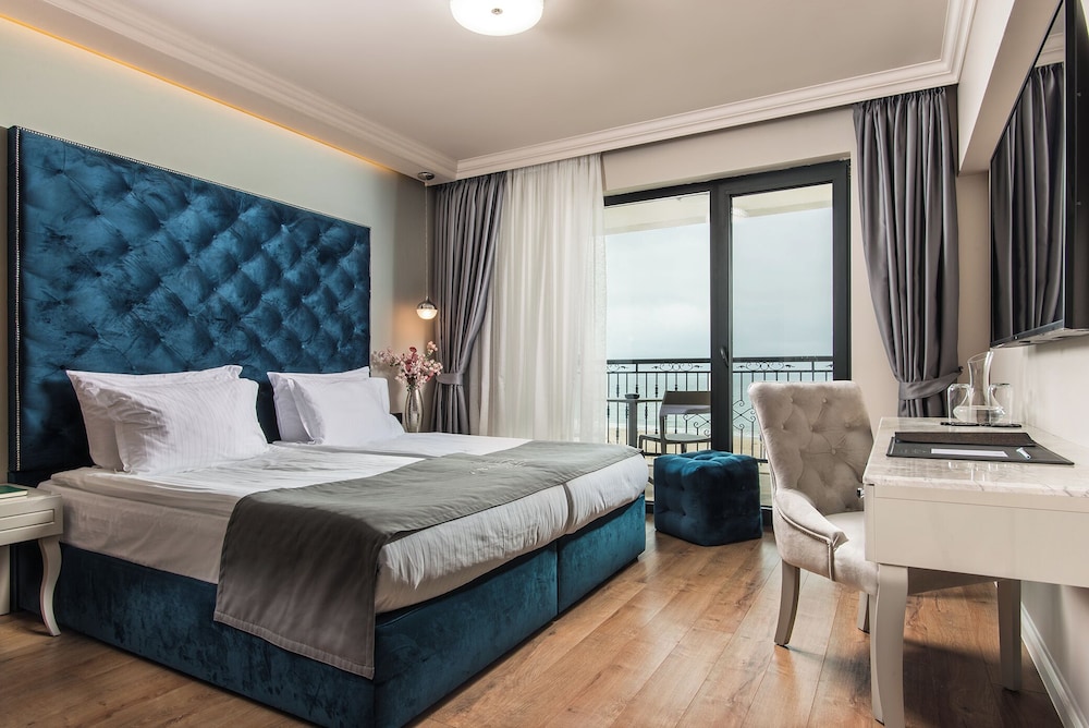 Deluxe Room, Side Sea View (2+2)