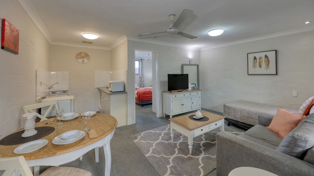 Standard Suite, 1 Bedroom, Non Smoking, Kitchenette (Twin Room) photo 3