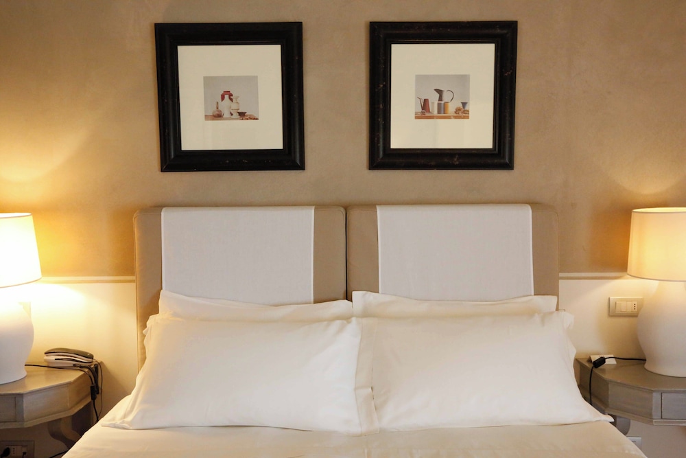 Deluxe Room, 1 Queen Bed, Private Bathroom photo 2