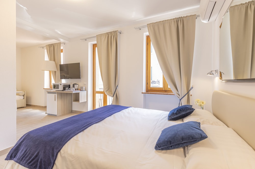 Luxury Quadruple Room, Balcony photo 1