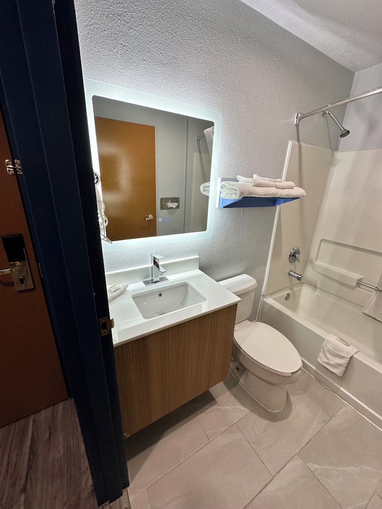 Standard Room, 2 Queen Beds - Photo 10
