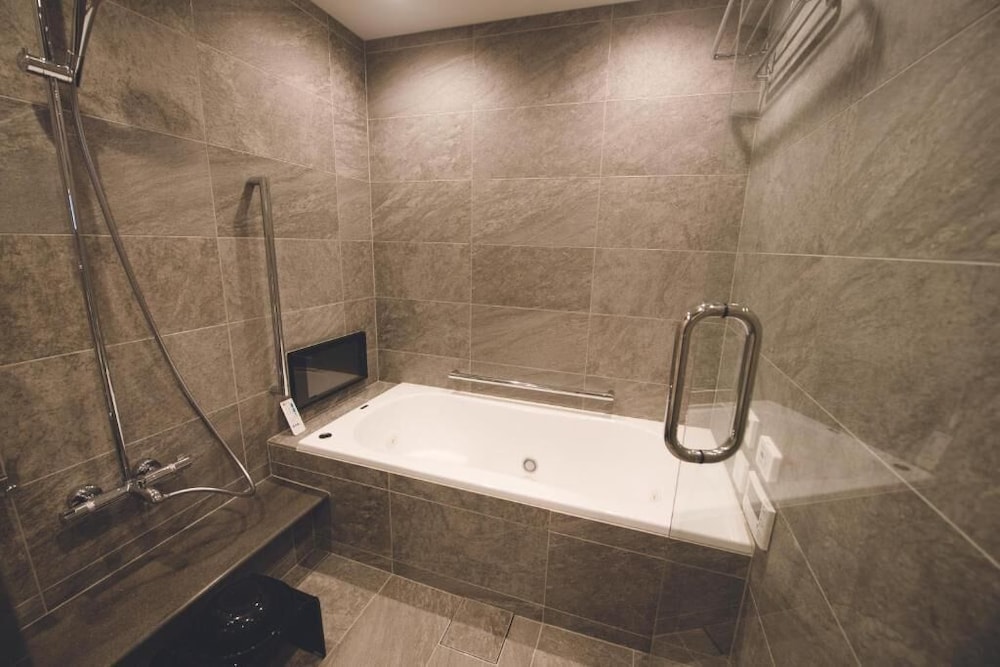 Quad Double Bed Suite - Photo 45