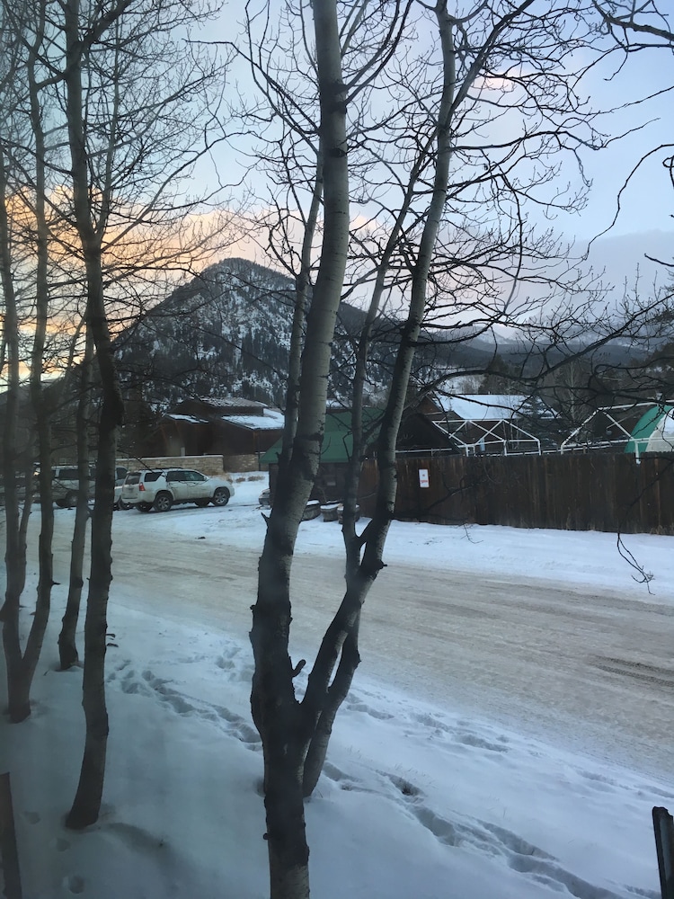 Deluxe Room, 1 Queen Bed, Private Bathroom, Mountain View