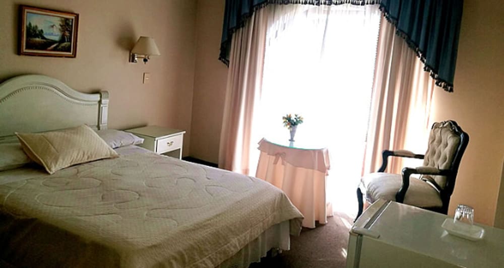 Suite, 1 Queen Bed, Non Smoking photo 2