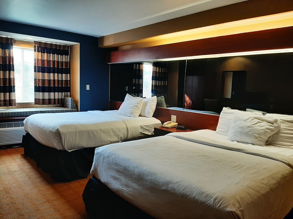 Standard Room, 2 Queen Beds, Non Smoking photo 2