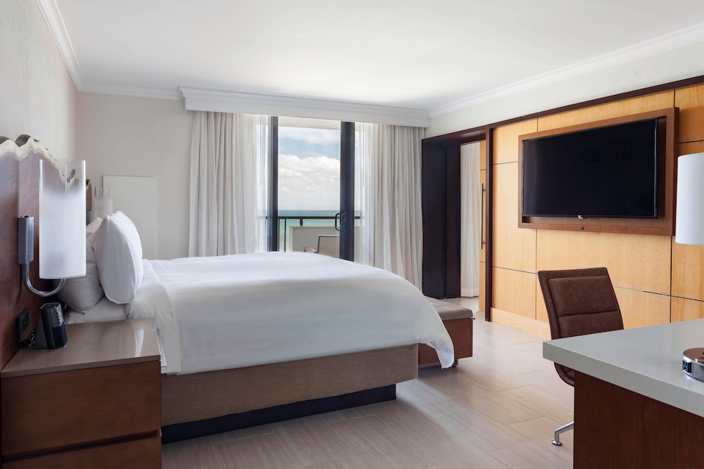 Wind Drift Suite (Mobility Accessible, Roll-In Shower)