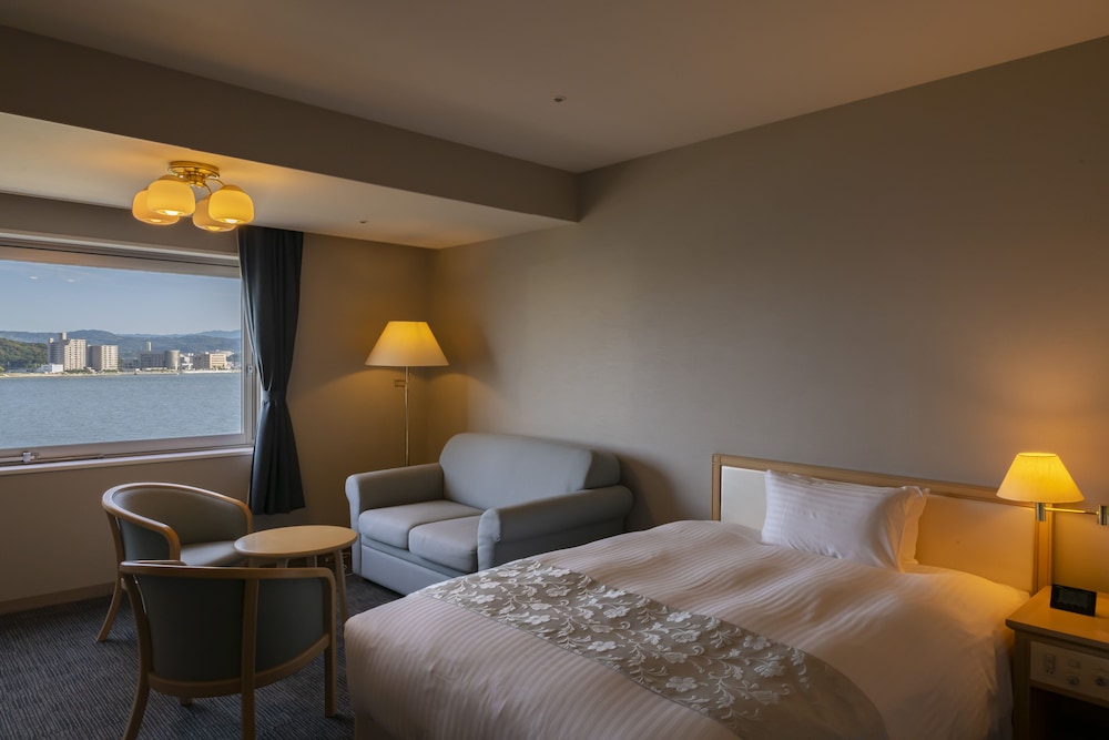 Superior Twin Room with Living Room, Lake View, Non Smoking (Renewal West Building) photo 2