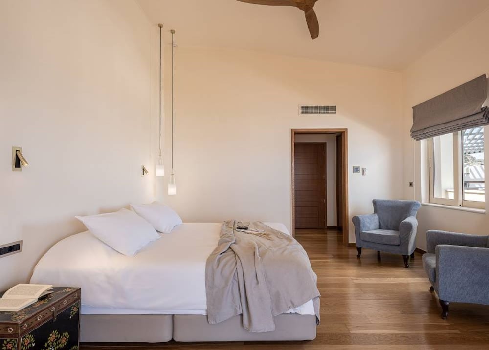 Honeymoon Suite with Outdoor Hot Tub & Sea View photo 1