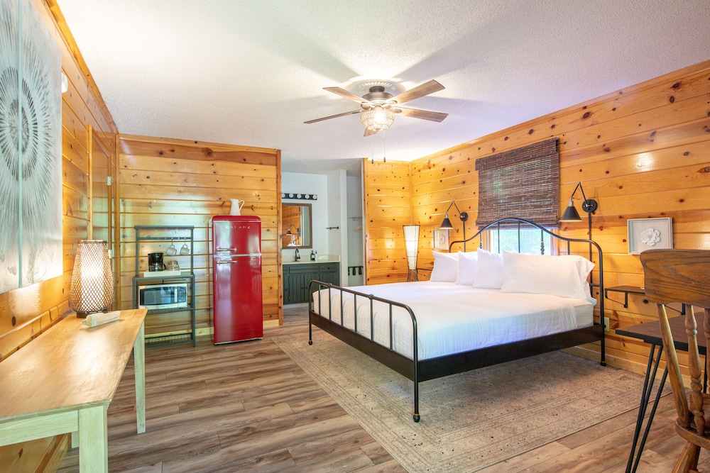 Clear Creek Lodge - King + Bunks Suite