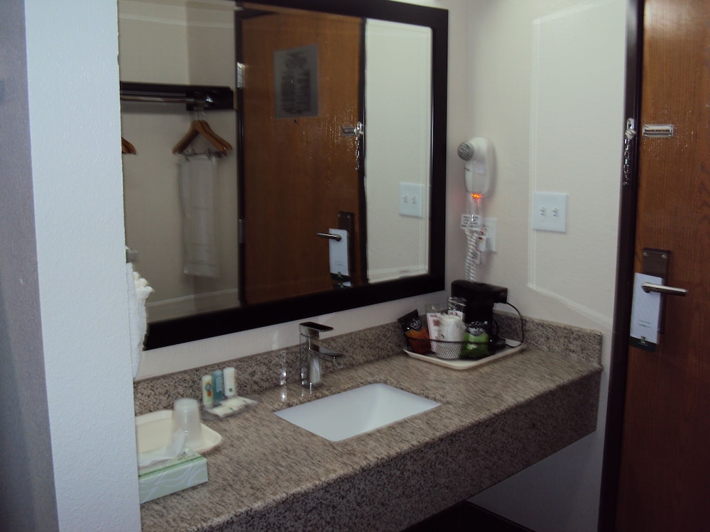 Standard Room, 2 Queen Beds, Non Smoking - Photo 9