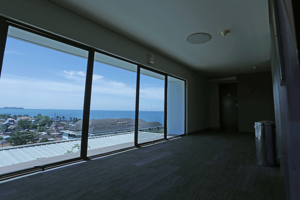 Deluxe Room, 1 King Bed, Ocean View - Photo 2