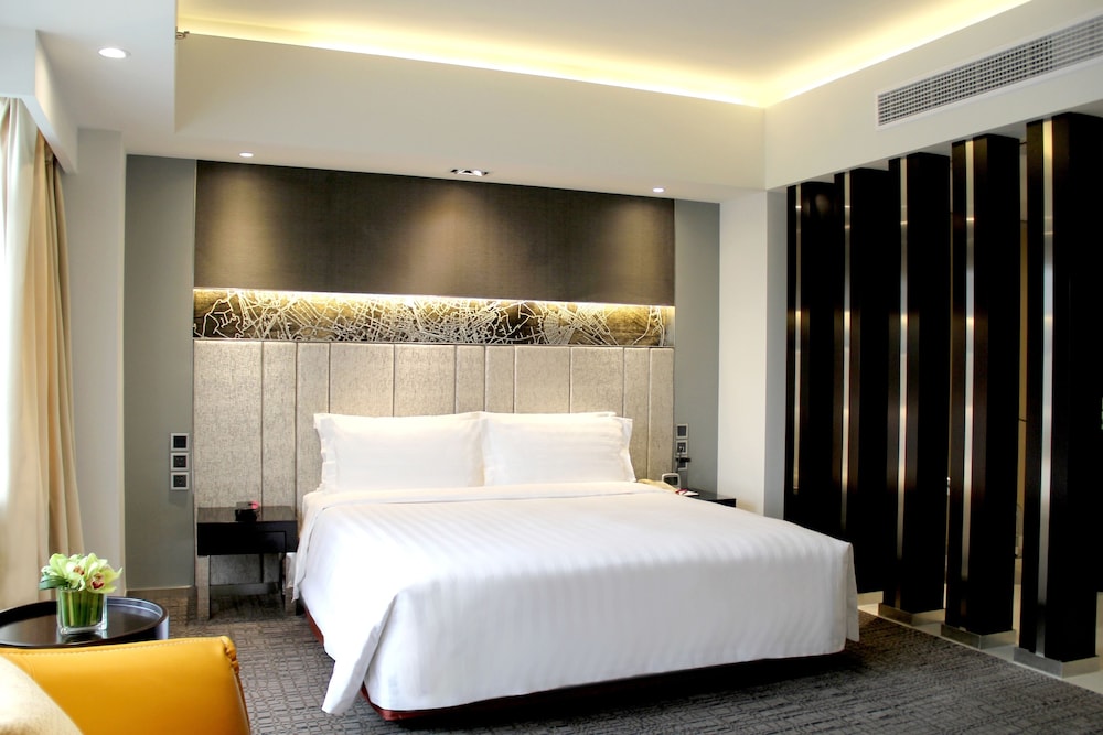 Junior Suite, 1 King Bed, Executive Level photo 2