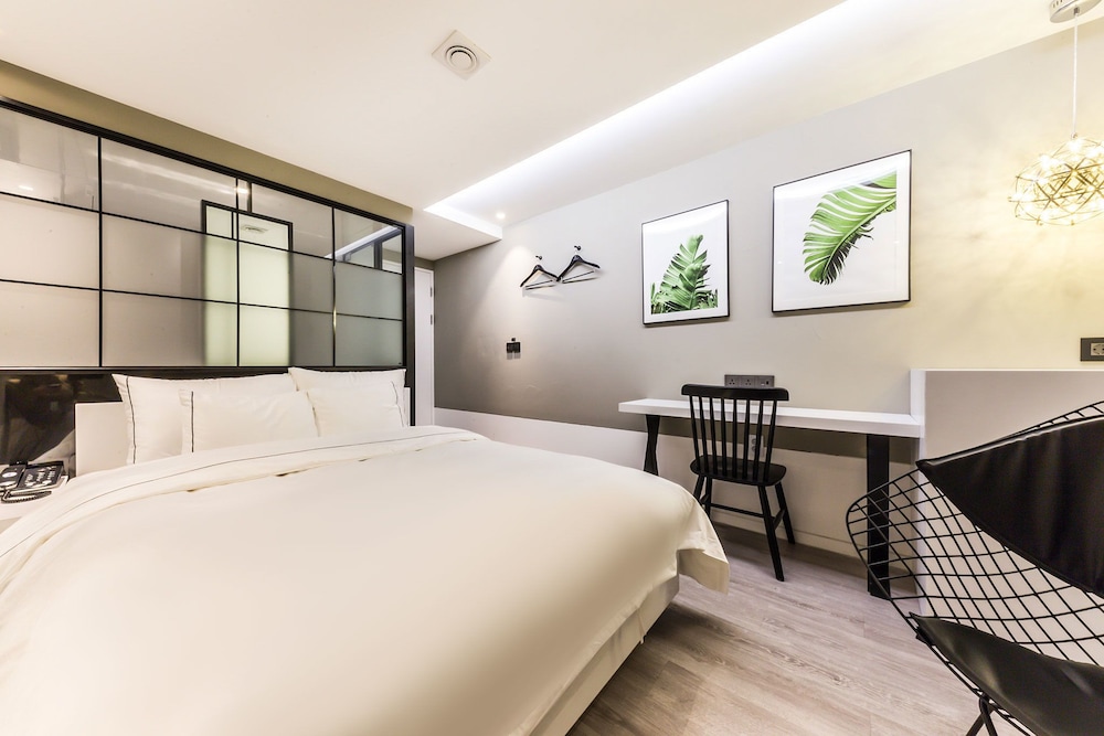 Deluxe Room - Photo 5