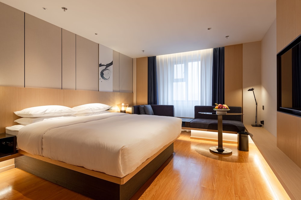 Deluxe Room, 1 King Bed - Photo 2