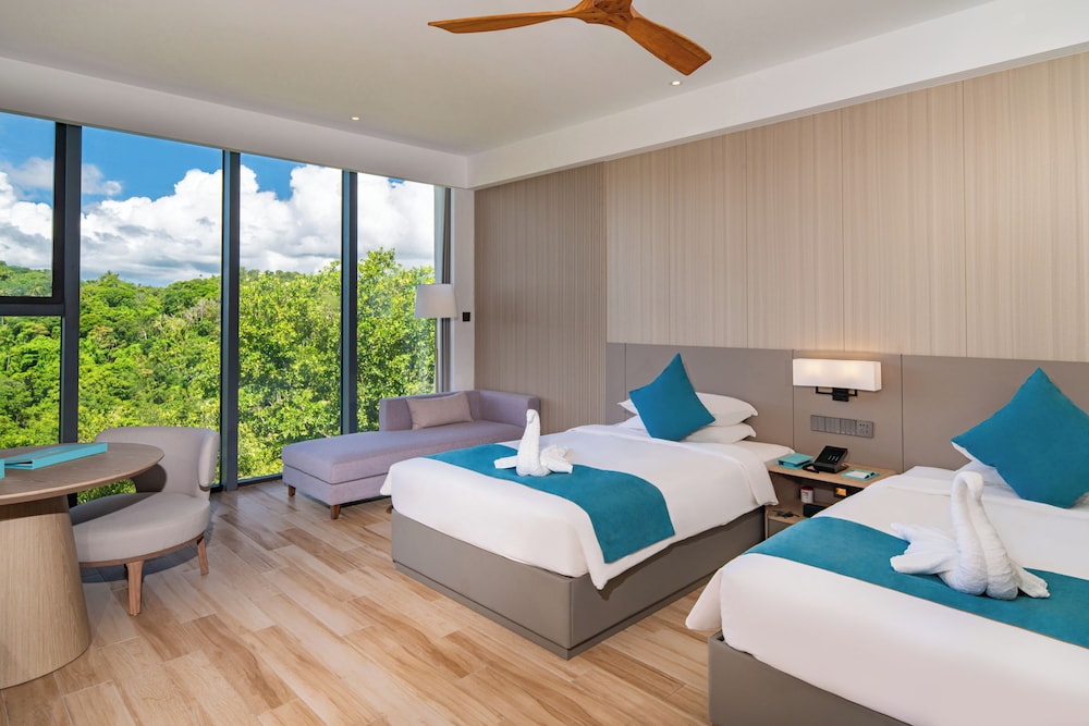 Deluxe Mountain & Ocean View Room - Photo 1