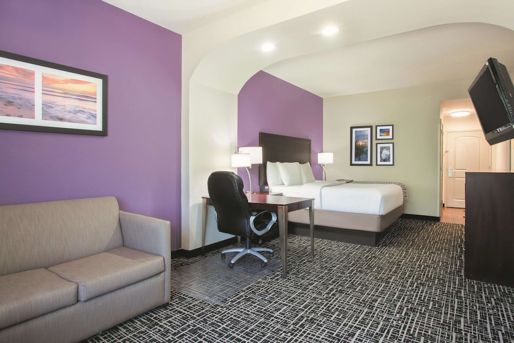 Suite, 1 King Bed, Non Smoking photo 2