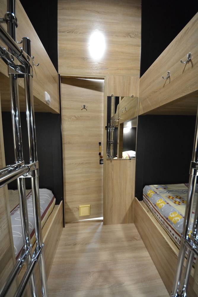 Economy Quadruple Room photo 2