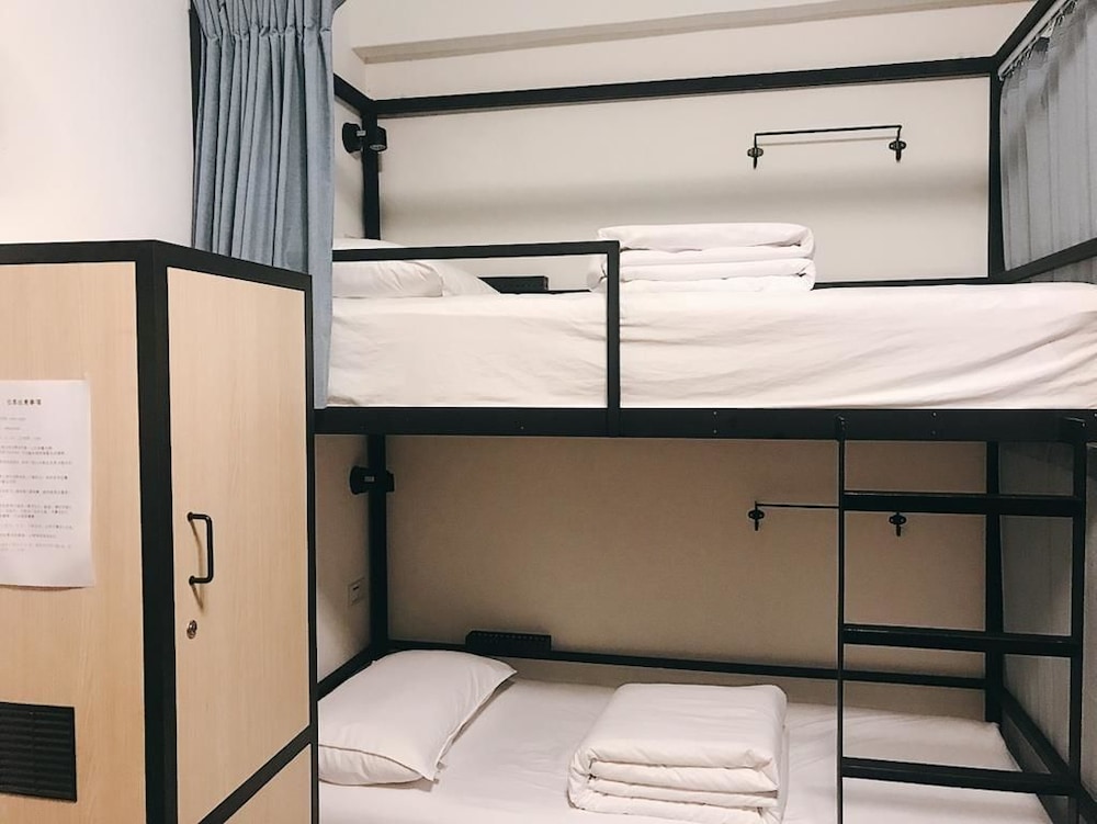 Shared Dormitory, Women Only, Shared Bathroom (8 Beds) photo 2