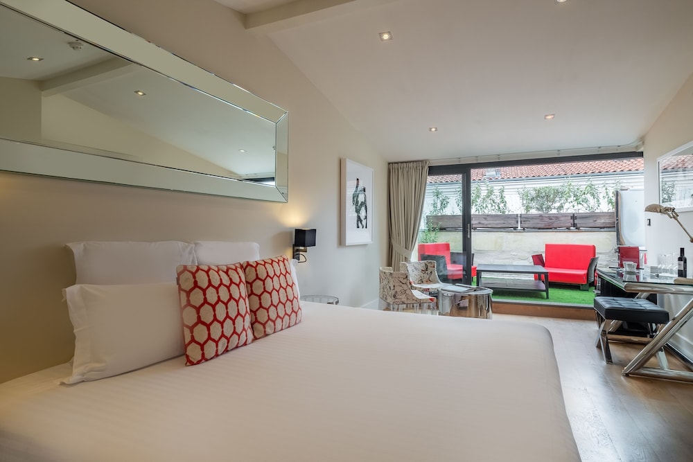 Suite, 1 King Bed, Hot Tub - Photo 2