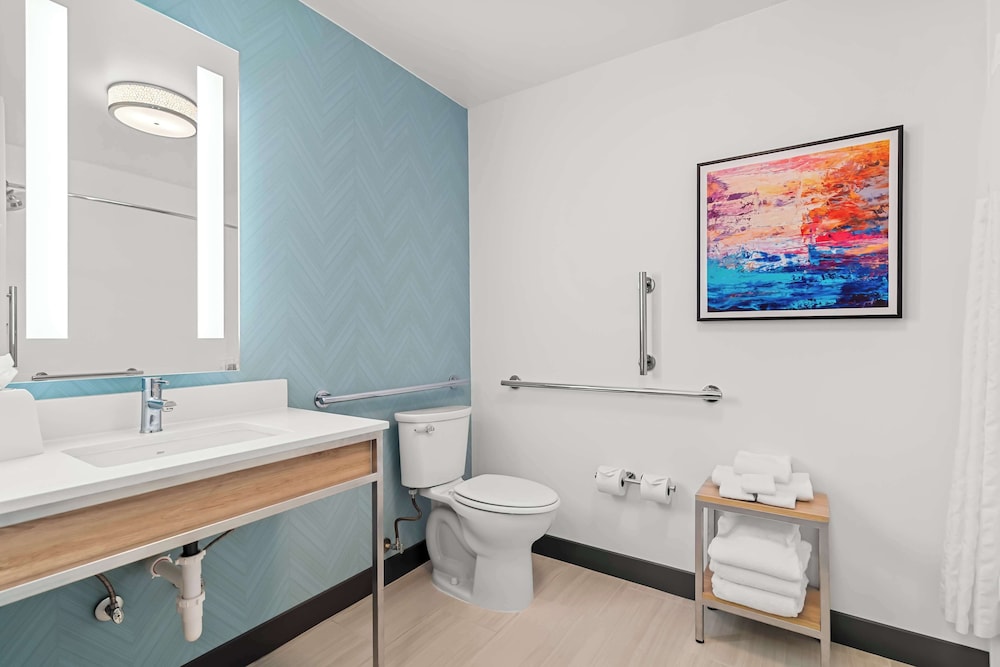 Suite, 1 King Bed, Accessible photo 2